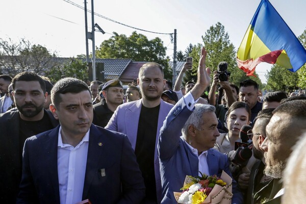Candidates vote in Romania's presidential elections